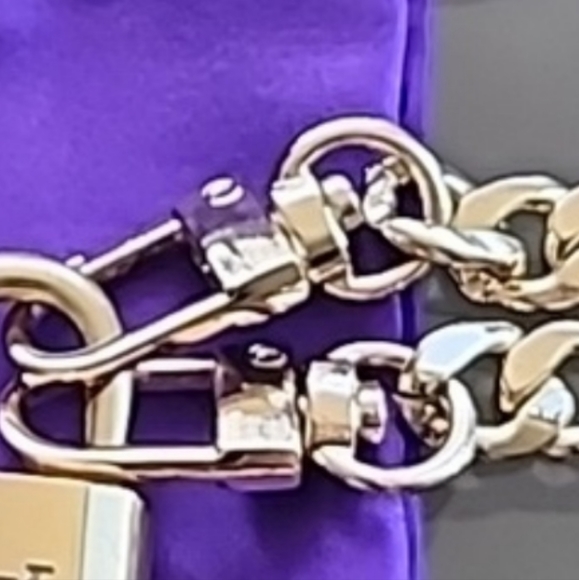 Louis Vuitton Lock & Key with Unbranded Gold-Tone Necklace - Picture 4 of 4